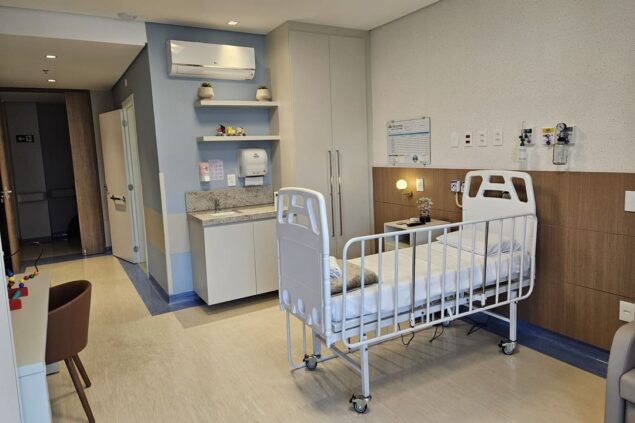 Quarto hospitalar pediátrico moderno, organizado e acolhedor, representando um ambiente adequado para a transição de cuidados infantis.