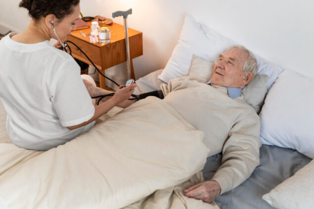 Os cuidados paliativos são cada vez mais discutidos, mas a filosofia hospice ainda gera dúvidas. Entender esse conceito é essencial para diminuir medos e preconceitos em torno do fim da vida, mostrando que é possível cuidar com dignidade, acolhimento e conforto. Recentemente, o tema esteve em destaque no Congresso Mineiro de Cuidados Paliativos, onde a Versania foi patrocinadora ouro. E temos uma grande novidade: em outubro, nossa instituição conquistou creditação internacional inédita no Brasil, reforçando a excelência do modelo de cuidado que praticamos. Nosso objetivo com este artigo é explicar de forma clara o que é hospice, como ele se diferencia dos cuidados paliativos em geral e por que esse modelo de cuidado é tão importante para pacientes e famílias. Boa leitura! O que é filosofia hospice? A filosofia hospice nasceu na Inglaterra, na década de 1960, com Cicely Saunders, que é considerada a fundadora desse modelo de cuidado. O conceito central é simples, mas profundo: oferecer atenção integral a pessoas em fase final da vida, priorizando conforto, dignidade e acolhimento. Ao contrário de abordagens que focam apenas no tratamento médico, o hospice valoriza o cuidado completo do paciente, incluindo aspectos físicos, emocionais, espirituais e sociais. Além disso, estende esse cuidado à família, oferecendo apoio emocional, orientação e acompanhamento durante o luto. O objetivo não é acelerar ou retardar a morte, mas garantir que cada etapa seja vivida com o máximo de qualidade possível. É um olhar humano, integral e compassivo sobre o cuidado no fim da vida. Diferença entre cuidados paliativos e hospice Embora estejam relacionados, cuidados paliativos e hospice não são a mesma coisa. Os cuidados paliativos têm um escopo amplo e podem começar desde o diagnóstico de uma doença grave, acompanhando o paciente ao longo do tratamento, mesmo quando a cura ainda é possível. Já o hospice é uma forma específica dos cuidados paliativos, voltada para o momento em que a prioridade é o conforto e não a cura. Por exemplo, pacientes oncológicos em fase avançada podem se beneficiar do hospice para receber alívio da dor, apoio emocional e acompanhamento familiar contínuo. Essa diferença é importante para desmistificar o modelo: o hospice não substitui o tratamento, mas complementa a abordagem, garantindo que o cuidado seja integral e humanizado. Por que a filosofia hospice é importante? Adotar a filosofia hospice traz benefícios claros para pacientes e famílias: para o paciente, o modelo oferece controle da dor, redução do sofrimento e um ambiente acolhedor, permitindo que cada momento seja vivido com dignidade; para a família, significa orientação, suporte emocional e acompanhamento no processo de luto, ajudando a lidar com uma fase delicada de forma mais tranquila e segura. Mais do que um protocolo médico, o hospice representa uma visão de mundo sobre o cuidado: valorizamos a vida até o último instante, respeitando a individualidade e os desejos do paciente. É um modelo de cuidado humano e integral, que transforma a experiência do fim da vida em um processo menos doloroso e mais acolhedor. O pioneirismo da Versania Na Versania, temos orgulho de ser o único hospice de Belo Horizonte e uma referência em Santo André. Nossa atuação vai além da rotina de cuidados: no Congresso Mineiro de Cuidados Paliativos, em setembro de 2025, fomos patrocinadores e reforçamos nosso compromisso com a excelência no cuidado integral. Em outubro, nossa instituição conquistou creditação internacional inédita no Brasil, tanto em Belo Horizonte quanto em Santo André, reconhecendo oficialmente a qualidade do modelo hospice que aplicamos. Essa conquista valida nosso trabalho e mostra que é possível oferecer um cuidado humano, confiável e de alto padrão - Certificação New Palex. Nosso compromisso é com a vida em todas as suas etapas, oferecendo conforto, dignidade e acolhimento a pacientes e familiares. Conclusão A filosofia hospice é uma forma de olhar para a vida até o fim com respeito, dignidade e amor. Ela nos ensina que cada momento importa é que o cuidado deve ser integral, acolhendo pacientes e familiares de forma completa. Cada etapa da vida merece atenção e carinho, e a conquista de acreditações internacionais reforça que nosso modelo de cuidado é confiável, humanizado e reconhecido globalmente. Na Versania, acreditamos que cada momento importa. Fale com nossa equipe e saiba como o modelo hospice pode oferecer dignidade e conforto para pacientes e famílias. Em resumo O que é hospíce? É um modelo de cuidado voltado a pessoas em fase final da vida, priorizando conforto, dignidade e acolhimento. Qual a diferença entre hospice e cuidados paliativos? Cuidados paliativos abrangem todo o tratamento de doenças graves; o hospice foca no momento em que o conforto é prioridade, não a cura. Quem pode receber cuidados hospice? Pacientes em fase avançada de doenças graves, incluindo câncer, insuficiência cardíaca e outras condições crônicas. O hospice cuida apenas do paciente? Não. O modelo inclui apoio emocional e acompanhamento para a família, inclusive no luto. Quais benefícios o hospice oferece? Controle da dor, redução do sofrimento, ambiente acolhedor e suporte familiar durante todo o processo. Por que a filosofia hospice é importante? Porque garante um cuidado integral, humanizado e respeitoso até o fim da vida, valorizando cada momento.