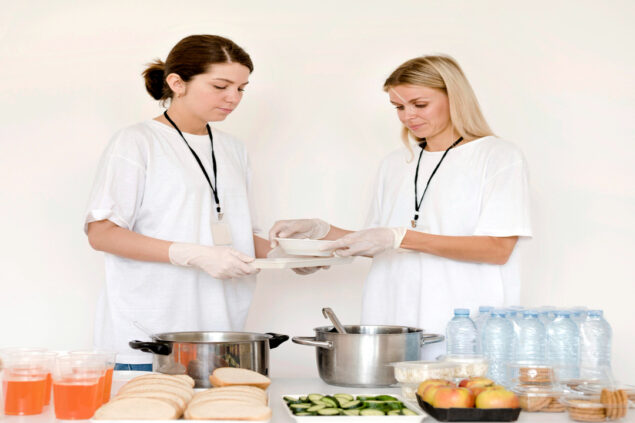 Profissionais de saúde organizando refeições balanceadas, representando o cuidado nutricional na recuperação pós-hospitalar em unidades de transição.