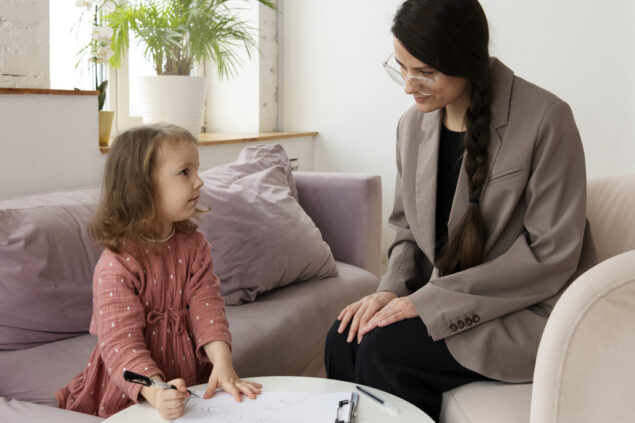 Criança em sessão terapêutica com profissional especializada, representando o cuidado na transição infantil com acompanhamento multidisciplinar e apoio emocional.